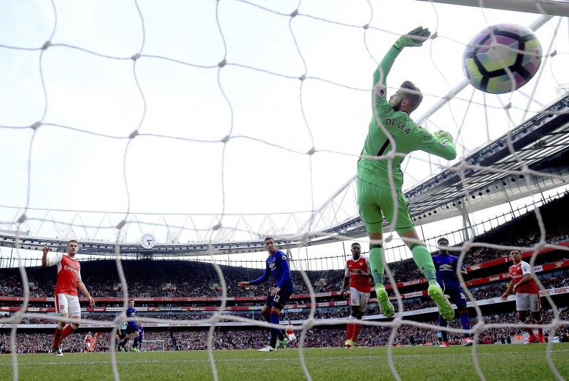 Pemain Arsenal Danny Welbeck saat mencetak gol kedua di pertandingan melawan Manchester United di Emirates Stadium, London, (8/5).
