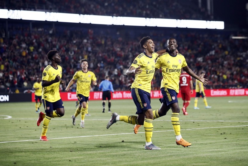 Pemain Arsenal, Eddie Nketiah (kanan), melakukan selebrasi usai mencetak gol lawan Bayern Muenchen di laga turnamen pramusim International Champions Cup (ICC) 2019 di California, Amerika Serikat, Rabu (17/7).