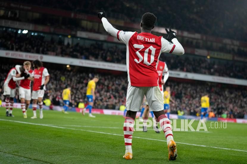  Pemain Arsenal Eddie Nketiah (tengah) merayakan setelah mencetak gol keempat timnya saat pertandingan sepak bola perempat final Piala Liga Inggris antara Arsenal dan Sunderland di stadion Emirates di London,  Rabu (22/12) dini hari WIB.