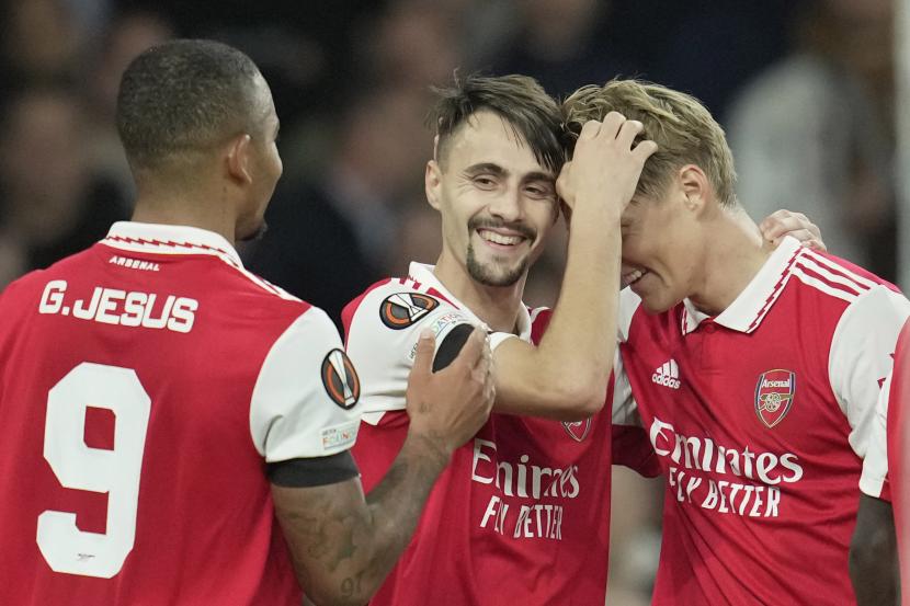 Pemain Arsenal Fabio Vieira, tengah, merayakan setelah mencetak gol ketiga timnya selama pertandingan sepak bola grup A Liga Europa antara Bodo/Glimt dan Arsenal, di London, Kamis, 6 Oktober 2022. 