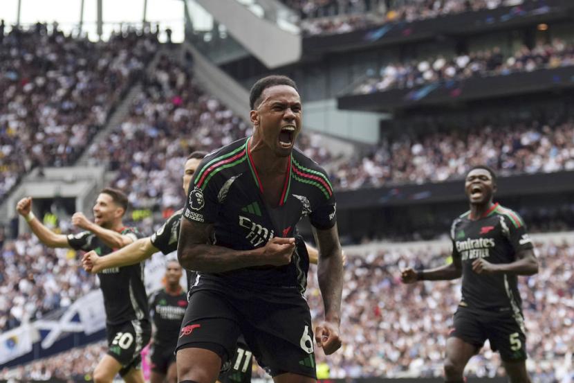 Pemain Arsenal Gabriel (depan) merayakan golnya ke gawang Tottenham Hotspur dalam pertandingan sepak bola Liga Primer Inggris di Stadion Tottenham Hotspur, London, Ahad, 15 September 2024.