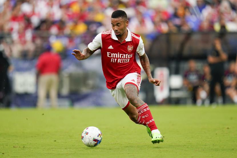 Striker baru Arsenal Gabriel Jesus berlari dengan bola melawan Everton pada paruh pertama pertandingan persahabatan pramusim, Sabtu, 16 Juli 2022, di Baltimore.