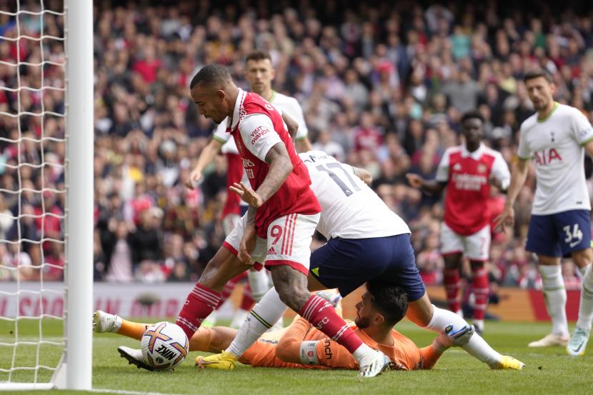 Pemain Arsenal Gabriel Jesus mencetak gol kedua timnya saat pertandingan sepak bola Liga Inggris antara Arsenal dan Tottenham Hotspur, di Stadion Emirates, di London, Inggris, Sabtu, 1 Oktober 2022. 
