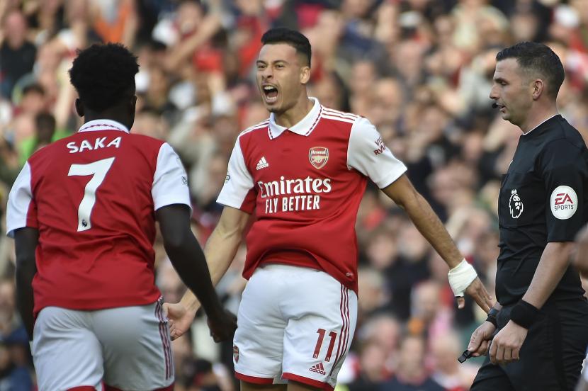 Pemain Arsenal Gabriel Martinelli (tengah) saat merayakan gol dengan rekan setimnya Bukayo Saka.