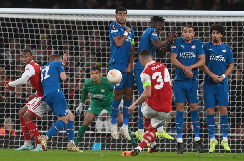 Gelandang Arsenal Granit Xhaka saat mengambil tendangan bebas melawan PSV Eindhoven di Liga Europa, Jumat (21/10/2022). Xhaka mencetak gol kemenangan 1-0 Arsenal atas PSV di laga tersebut.. 