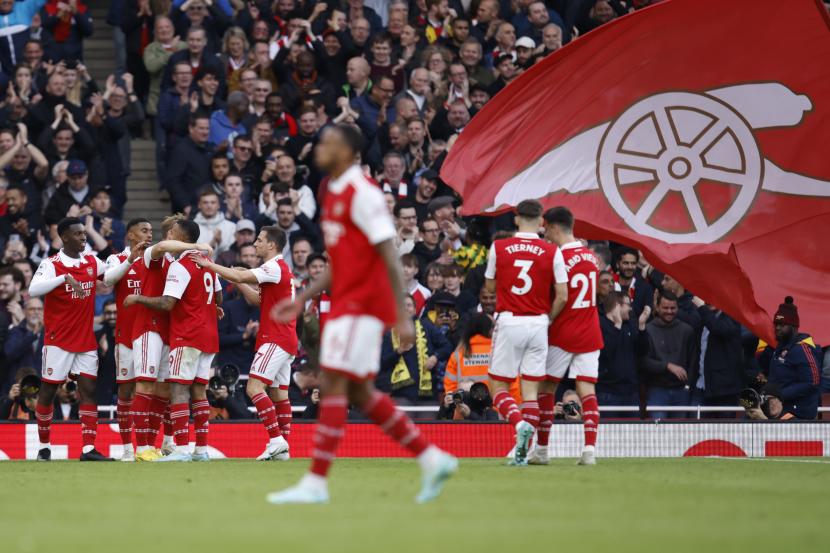 Pemain Arsenal Martin Odegaard melakukan selebrasi setelah mencetak gol ke-5 timnya selama pertandingan sepak bola Liga Premier Inggris antara, Arsenal dan Nottingham Forrest di stadion Emirates di London, Ahad, 30 Oktober 2022. 