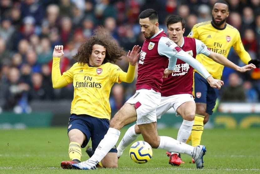 Pemain Arsenal Matteo Guendouzi (Kiri) dan pemain Burnley Dwight McNeil tengah berebut bola pada laga Burnley vs Arsenal.