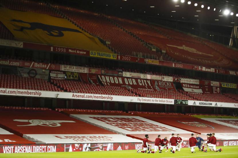 Pemain Arsenal melakukan pemanasan jelang menjamu Chelsea di laga Liga Primer Inggris pada Sabtu (26/12) malam waktu setempat. 