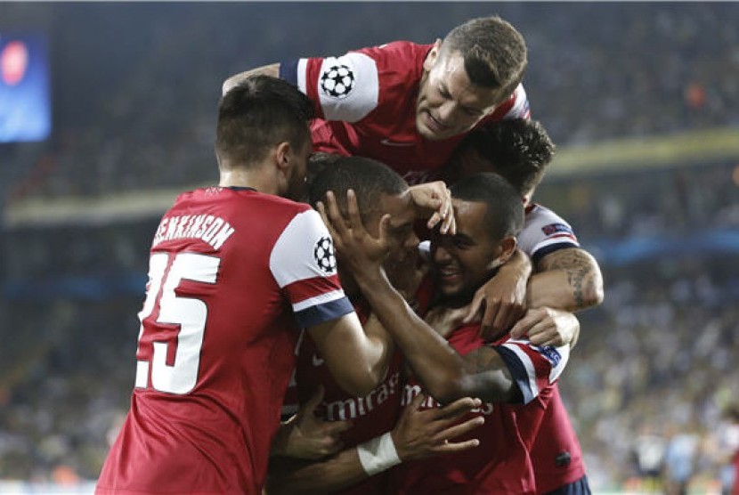 Pemain Arsenal melakukan selebrasi usai menjebol gawang lawan. 
