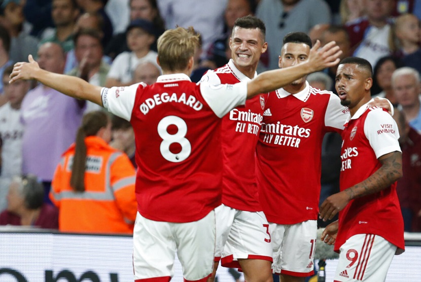 Pemain Arsenal merayakan gol Gabriel Jesus (kanan) pada pertandingan Liga Primer Inggris antara Arsenal dan Aston Villa di Emirates Stadium London.