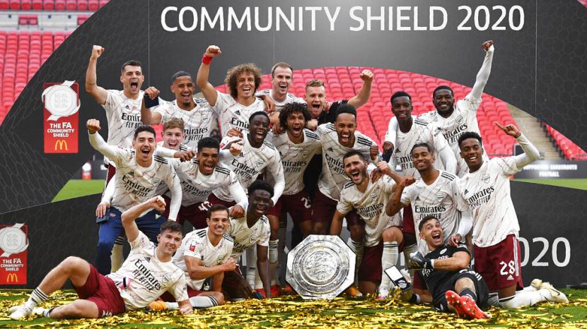 Pemain Arsenal merayakan kemenangannya meraih Trofi Community Shileld 2020 usai mengalahkan Liverpool 5-4 lewat adu penalti di Stadion Wembley, London, Sabtu (29/8).