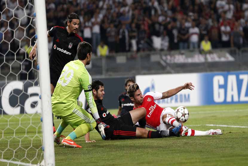 Pemain Arsenal, Olivier Giroud (kanan), berebut bola dengan pemain Besiktas di leg kedua babak playoff Liga Champions di Istanbul, Turki, Selasa (19/8). 