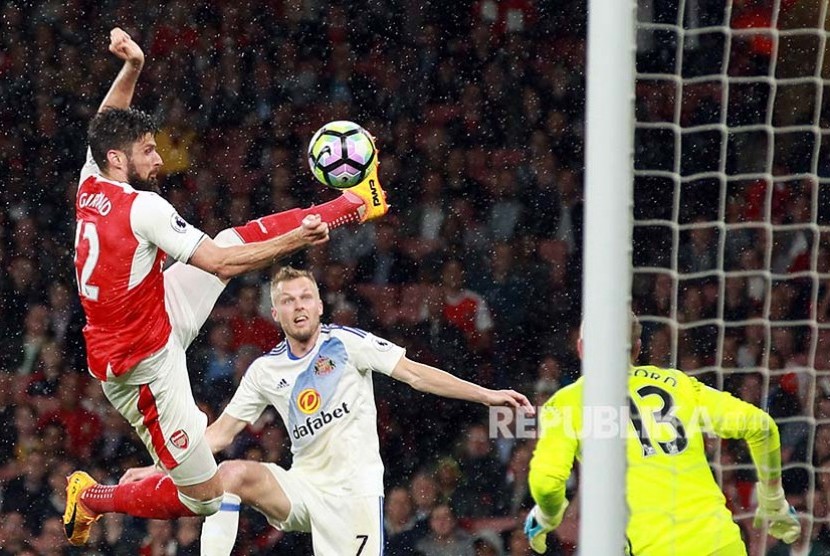 Pemain Arsenal Olivier Giroud menahan bola di udara pada  Premier League melawan tim Sunderland di Emirates stadium, Rabu (17/5) dini hari