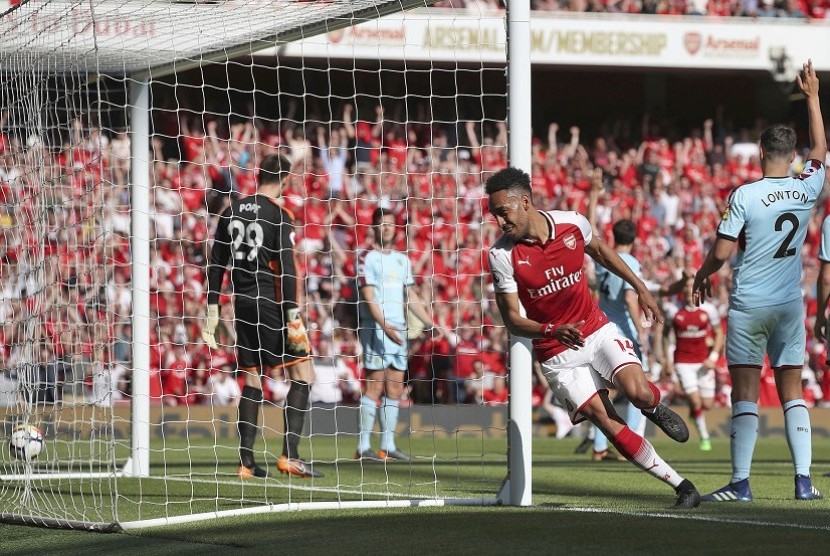  Pemain Arsenal Pierre-Emerick Aubameyang melakukan selebrasi usai mencetak gol dalam pertandingan menghadapi Burnley, Ahad (6/6) di Emirates Stadium di London