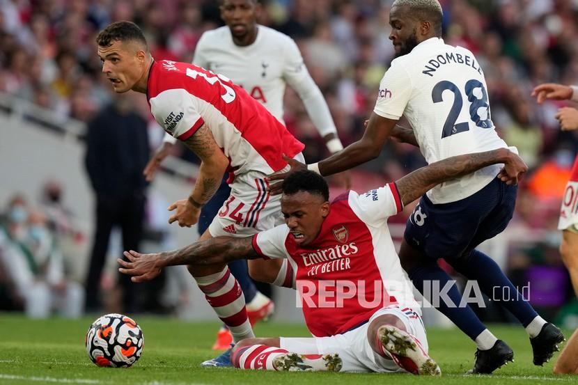  Pemain Arsenal Pierre-Emerick Aubameyang, tengah, berebut bola dengan pemain Tottenham Tanguy Ndombele, kanan, dalam pertandingan sepak bola Liga Inggris antara Arsenal dan Tottenham Hotspur di Emirates Stadium, London, Senin (27/9) dini hari WIB.
