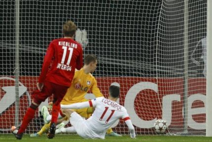 Pemain AS MOnaco Lucas Ocampos (kanan) saat mencetak gol ke gawang Bayer Leverkusen, Kamis (27/11) dini hari WIB.