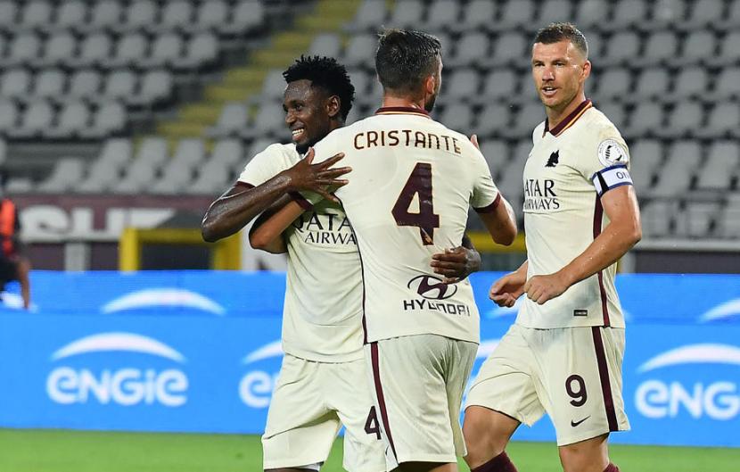 Pemain AS Roma Amadou Diawara (kiri) merayakan gol penalti yang dilesakkannya ke gawang Torino dalam pertandingan Serie A Italia di Stadion Olimpico Grande Torino, Turin, Kamis (30/7) WIB. 