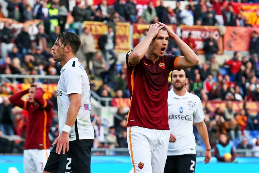 Pemain AS Roma, Edin Dzeko, terlihat kecewa ketika tampil melawan Atalanta Bergamo di Olimpico, Ahad (29/11). Dalam laga tersebut, Roma dipermalukan 0-2 oleh lawannya. 