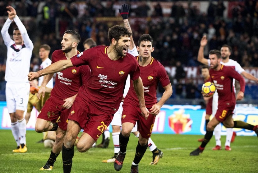 Pemain AS Roma, Federico Fazio (tengah), melakukan selebrasi setelah mencetak gol kemenangan timnya atas Cagliari di Stadion Olimpico Roma, Italia, Ahad (17/12) dini hari WIB. Roma menang 1-0. 