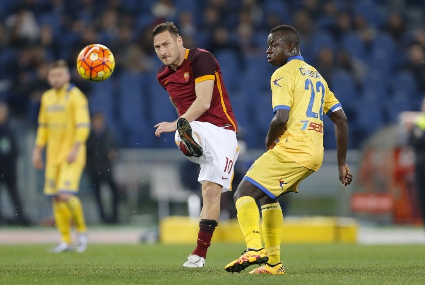 Pemain AS Roma Francesco Totti saat beraksi mengadu dengan Raman Chibsah dari Frosinone, Ahad (31/1), di Stadio Olimpico Roma.