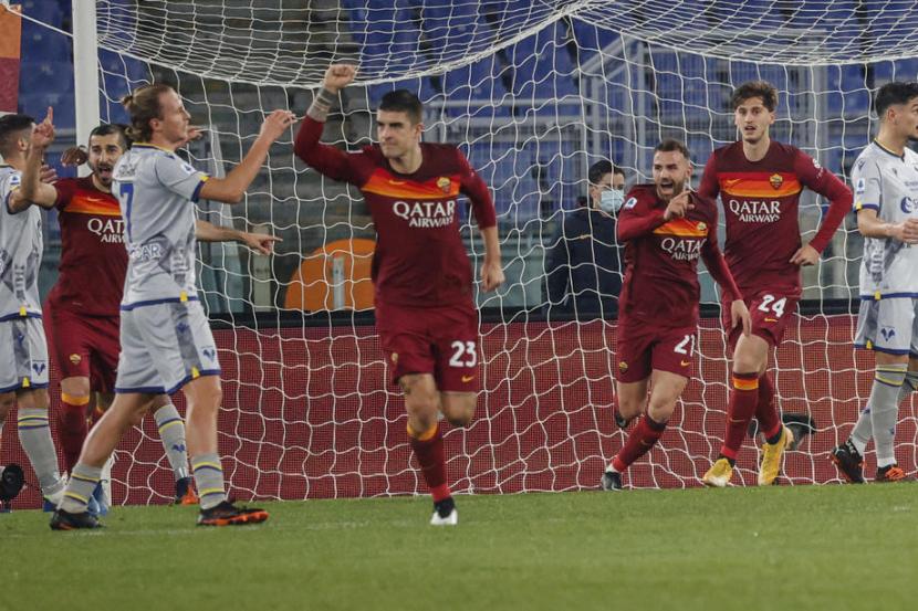 Pemain AS Roma Gianluca Mancini (tenggah) mencetak gol ke gawang Hellas Verona.