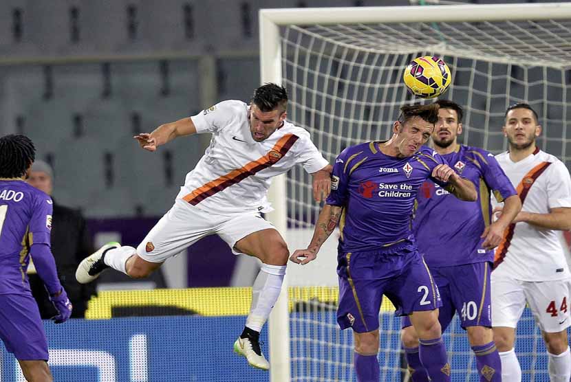 Pemain AS Roma, Kevin Strootman (kiri), terlibat duel udara dengan pemain Fiorentina saat kedua tim bertemu di laga Serie A Italia di Stadion Artemio Franchi, Florence, Ahad (25/1). 