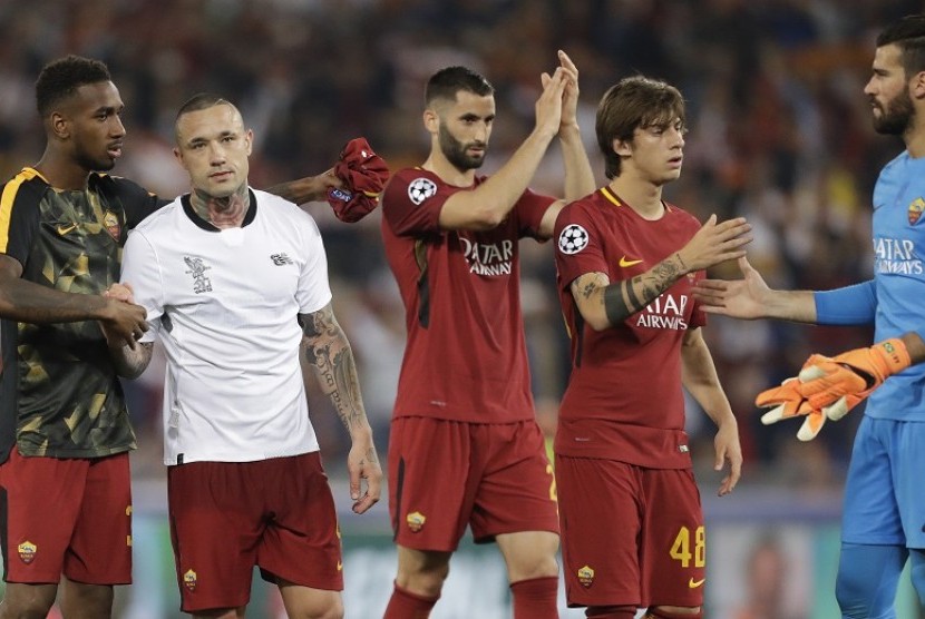  Pemain AS Roma melambaikan ucapan terima kasih kepada fan usai gagal menembus final Liga Champions