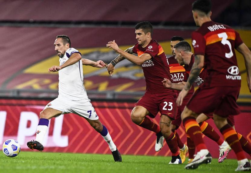 Pemain AS Roma mengejar gelandang Fiorentina Franck Ribery (kiri) pada laga Serie A di Stadion Olimpico, Senin (2/11) dini hari WIB. AS Roma menang 2-0.