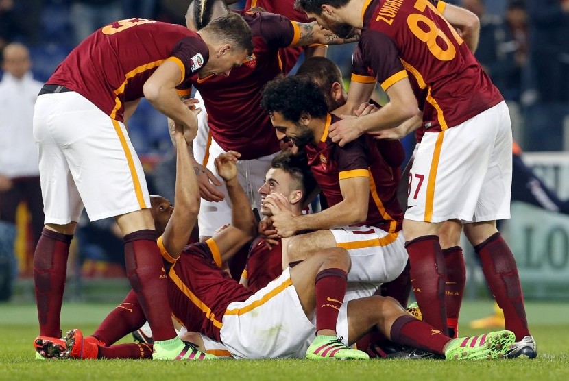 Pemain AS Roma merayakan golnya ke gawang Frosinone, Ahad (31/1), di pertandingan Serie A.