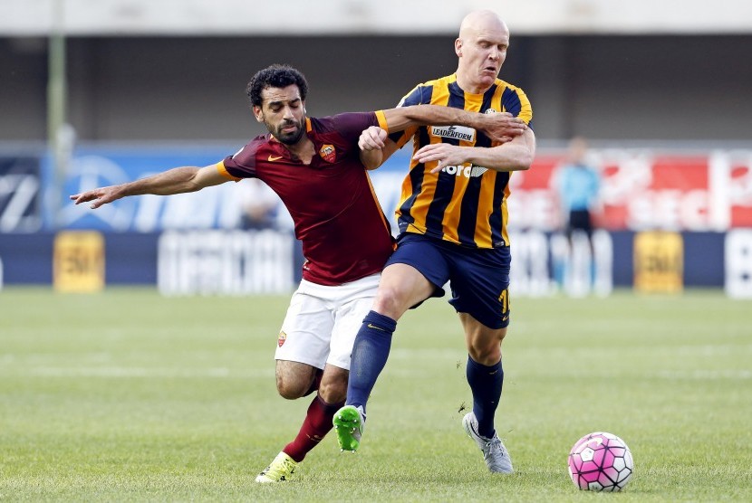 Pemain AS Roma Mohamed Salah sedang berduel berebut bola dengan pemain Hellas Verona, Emil Hallfredsson, saat tampil di the Bentegodi stadium, Verona 