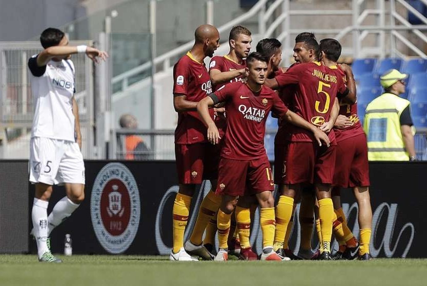  Pemain AS Roma Stephan El Shaarawy merayakan gol bersama rekan setim dalam pertandingan Serie A menghadapi Chievo Verona, di Olimpico Stadium di Roma, Italia, Ahad (16/9) 