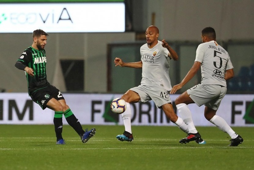Pemain AS Roma Steven Nzonzi berebut bola dengan pemain Sassuolo Domenico Berardi dalam pertandingan lanjutan Serie A Italia, Ahad (7/8) dini hari di Stadion MAPEI, Reggio Emilia.