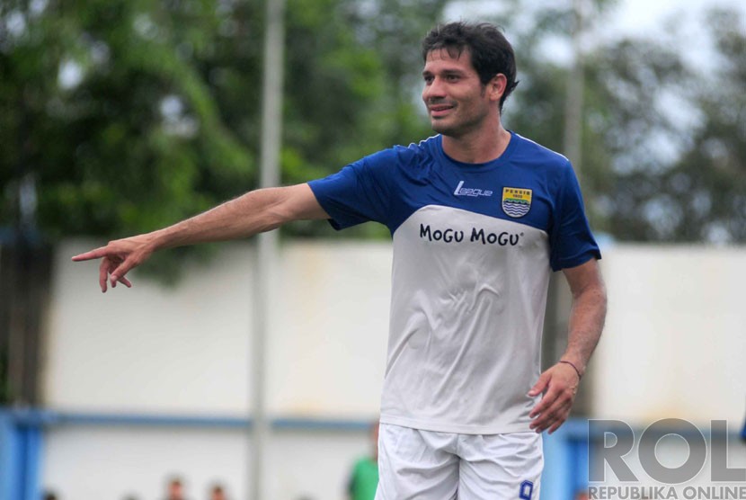  Pemain asal Argentina, Hector Eduardo Sosa  mengikuti seleksi di Stadion Persib, Kota Bandung, Senin (29/12). (foto : Septianjar Muharam)