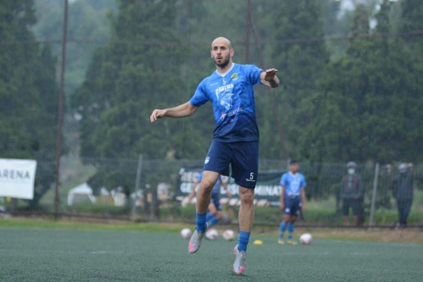 Pemain asal Palestina, Mohammed Rashid, bergabung dengan latihan Persib Bandung, Kamis (1/7). 