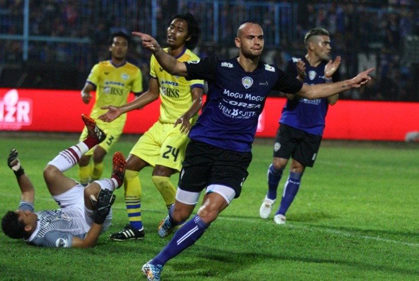 Pemain asing Arema Cronus Kiko Insa melakukan selebrasi usai menjebol gawang Gresik United dalam ajang Piala Jenderal Sudirman.