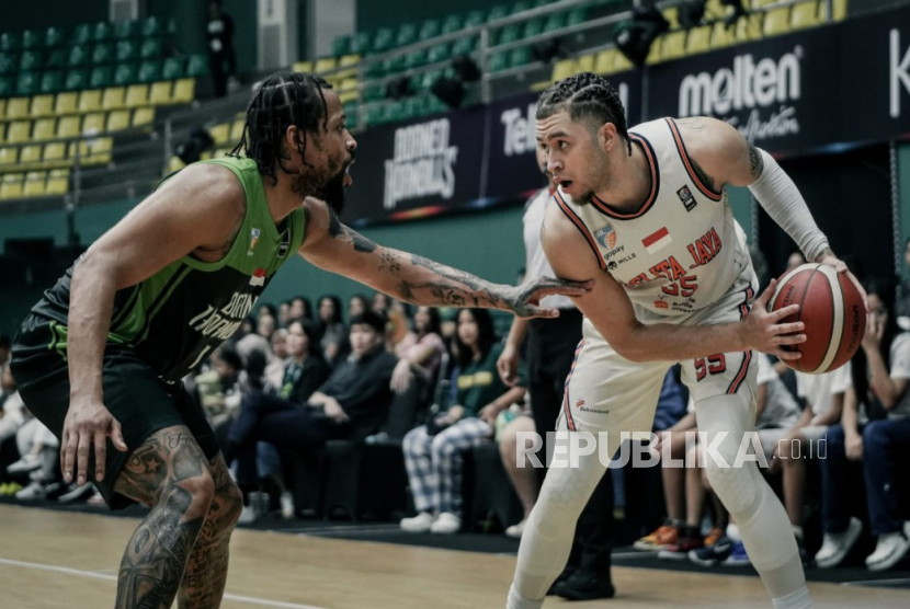 Pemain asing Borneo Hornbills Isaiah Briscoe menjaga guard Pelita Jaya Jaquori Mclaughlin dalam pertandingan IBL 2025.