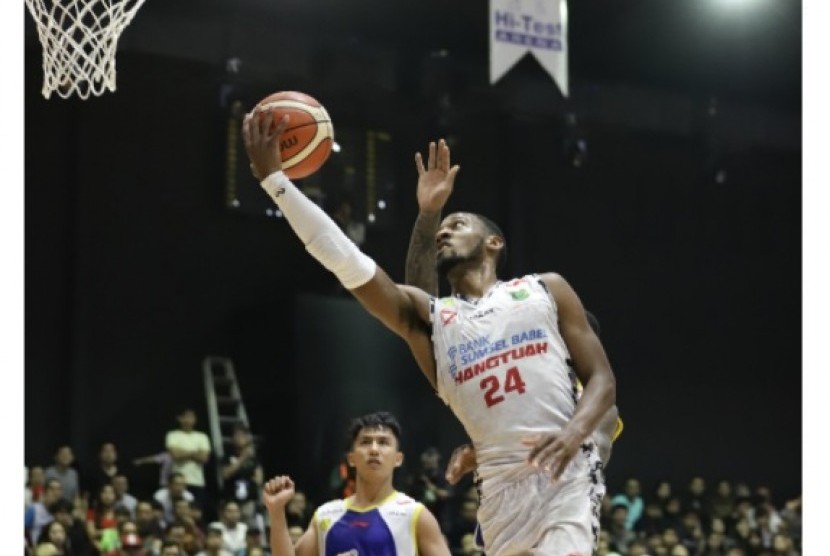 Pemain asing Hangtuah Sumsel Keenan Palmore melakukan lay up saat melawan Satria Muda Pertamina pada semifinal IBL Pertalite Divisi Merah.