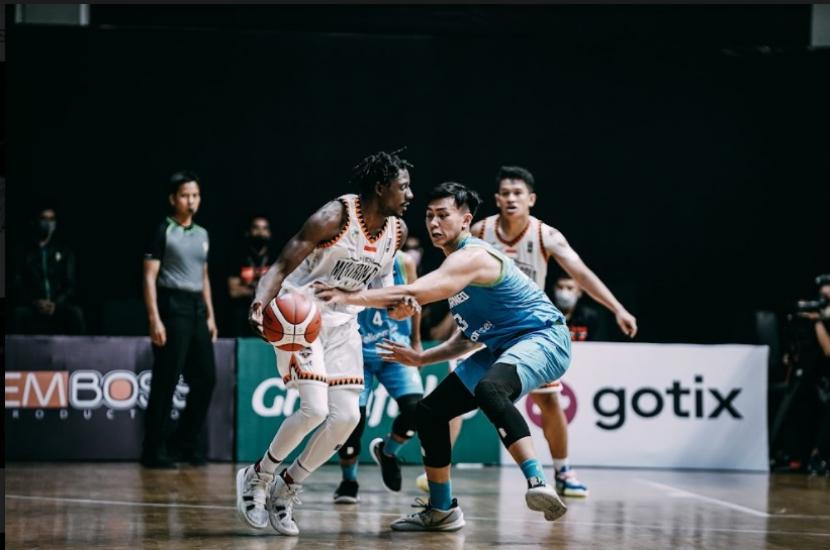 Pemain asing NSH Shavar Tahrel Newkirk membawa bola saat melawan Bumi Borneo Basketball dalam pertandingan Seri 1 IBL Jakarta di Gedung Basket Senayan, Jakarta, Sabtu (15/1/2022).