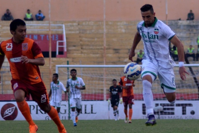 Pemain asing Persebaya Pedro Javier (kanan) membawa bola dibayangi bek Pusamania Borneo FC Hamka Hamzah.