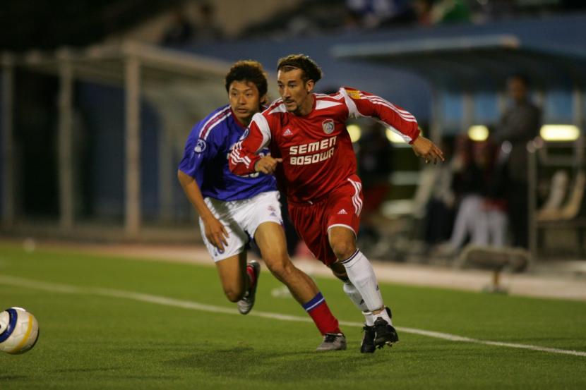 Pemain asing PSM Makassar Osvaldo Moreno (kanan) mengejar bola dalam laga Liga Champions Asia (LCA).