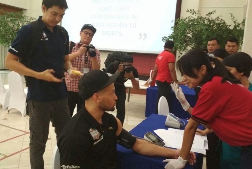 Pemain asing Satria Muda Pertamina Kevin Kerdell Bridgwaters saat melakukan pemeriksaan kesehatan di Royal Progress Hospital Jakarta Utara, Kamis (3/11) pagi.