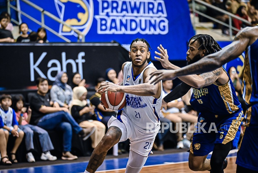 Pemain asing Satria Muda Pertamina Randy Bell membawa bola saat menghadapi Prawira Bandung dalam lanjutan IBL 2025 di GOR C