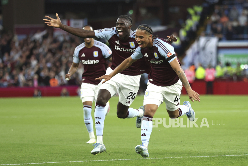 Pemain Aston Villa Boubacar Kamara (kanan) merayakan gol kedua timnya bersama rekan satu timnya dalam pertandingan Liga Primer Inggris melawan Tottenham Hotspur di Villa Park, Birmingham, Inggris, Sabtu, 16 Mei 2025 dini hari WIB.