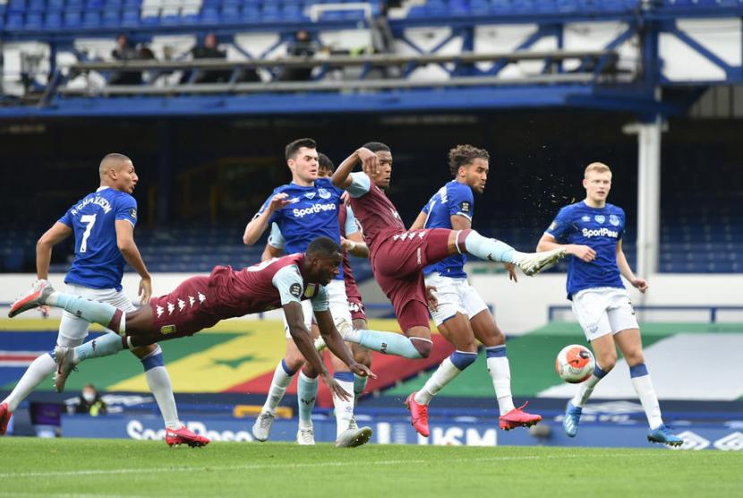 Pemain Aston Villa Ezri Konsa mencetak gol ke gawang Everton dalam pertandingan Liga Primer Inggris. 