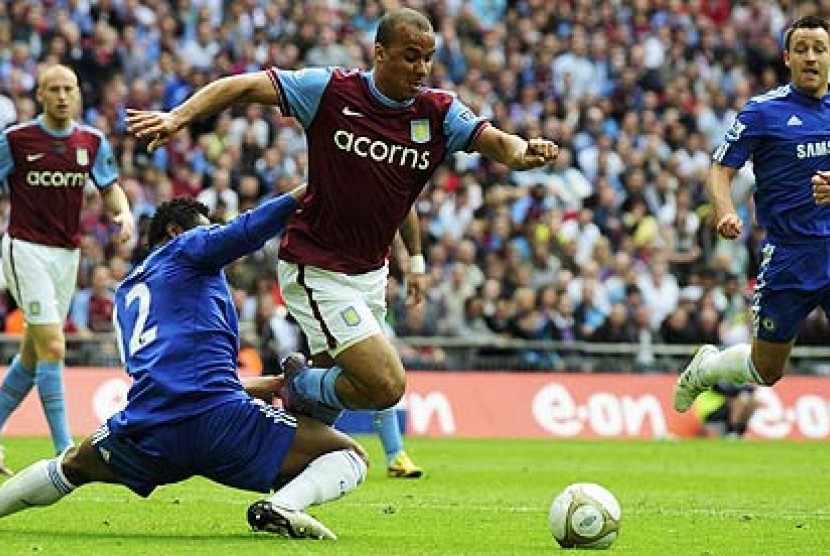 Pemain Aston Villa Gabriel Agbonlahor berusaha melewati gelandang Chelsea, John Obi Mikel