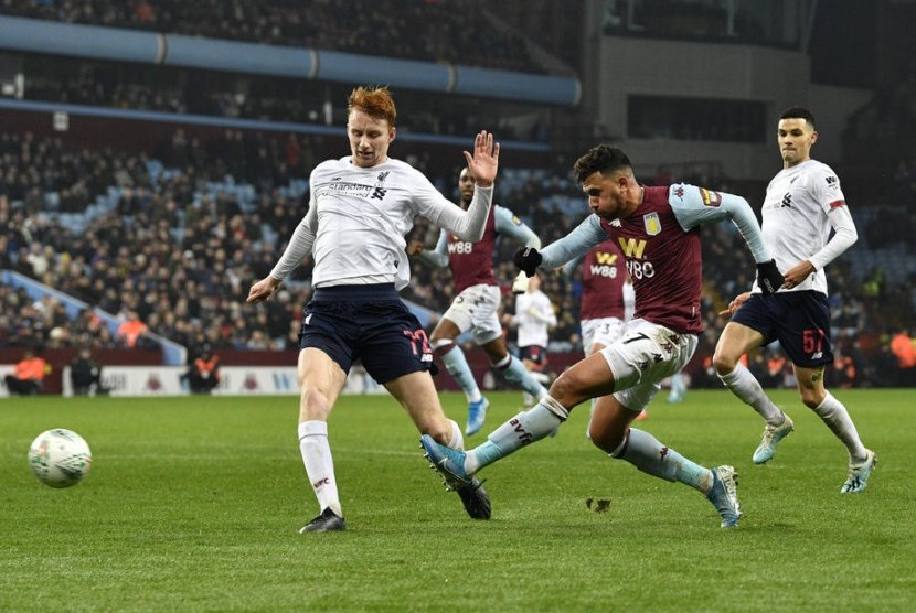 Pemain Aston Villa John McGinn melepaskan tendangan saat menghadapi Liverpool di Piala Liga Inggris. Villa menang 5-0 dan melaju ke semifinal.