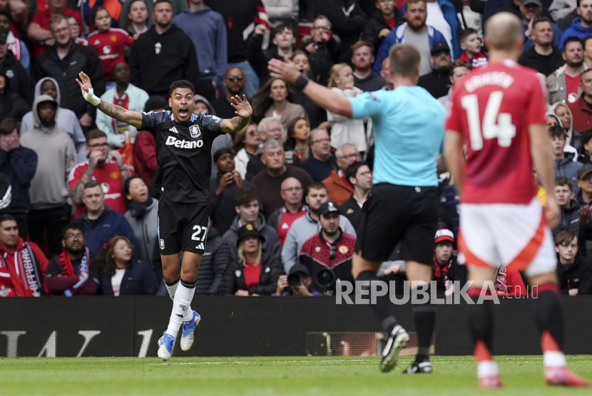 Pemain Aston Villa Morgan Rogers, kiri, bereaksi setelah wasit Thomas Bramall menganulir golnya selama pertandingan sepak bola Liga Primer Inggris antara Manchester United dan Aston Villa di Old Trafford, Manchester, Inggris, Ahad 25 Mei 2025. 