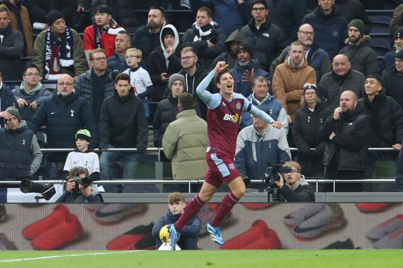 Pemain Aston Villa Pau Torres merayakan golnya ke gawang Tottenham Hotspur dalam lanjutan Liga Primer Inggris.
