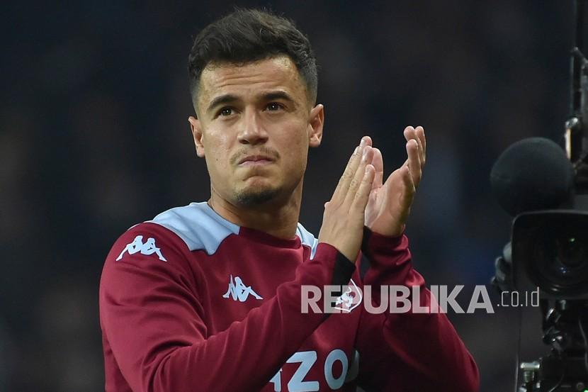 Pemain Aston Villa Philippe Coutinho bertepuk tangan sebelum pertandingan sepak bola Liga Inggris antara Aston Villa dan Manchester United di Villa Park di Birmingham, Inggris, Sabtu, 15 Januari 2022.