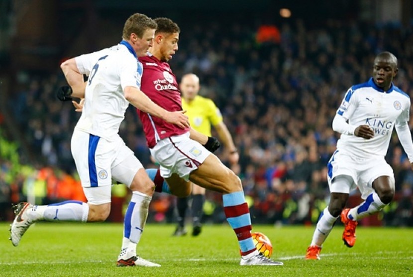 Pemain Aston Villa, Rudy Gestede berebut bola dengan pemain Leicester City. Villa bermain imbang 1-1 saat menjamu Leicester City, Ahad (17/1) dini hari WIB.